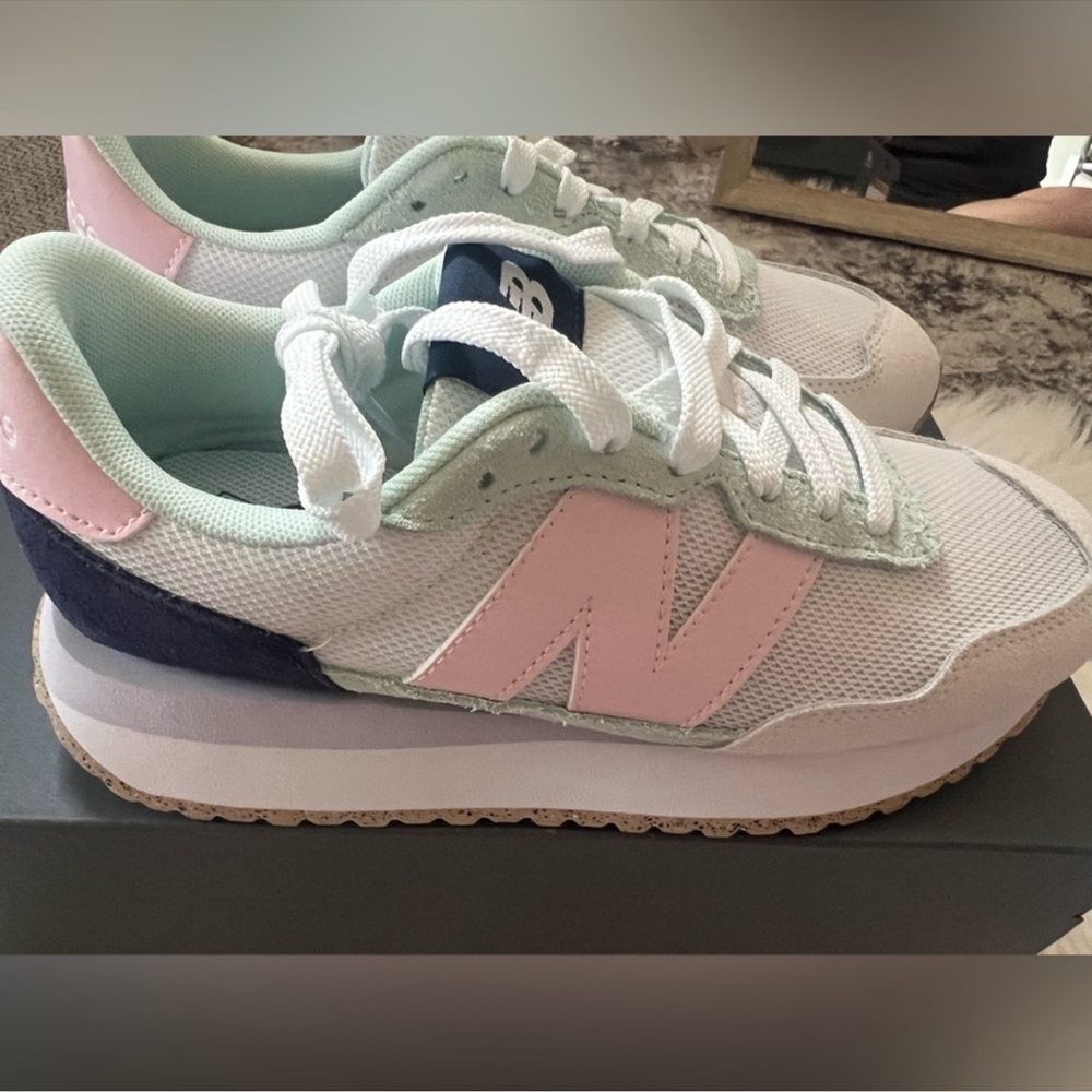 New balance shoes - Picture 2 of 3